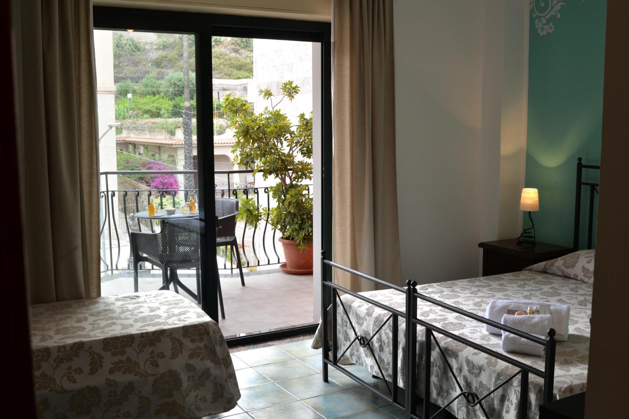 Hotel Donna Rosa SantʼAlessio Siculo Exterior foto